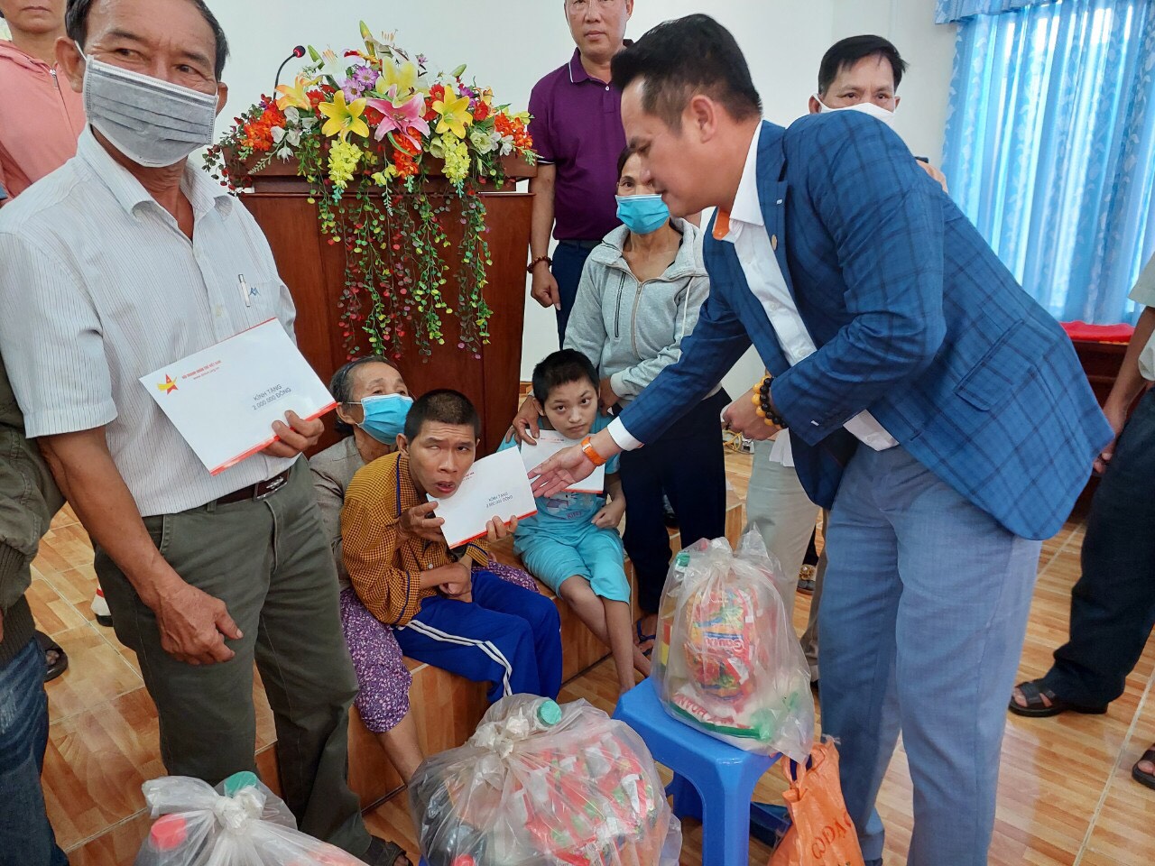 Hội Doanh nhân trẻ Việt Nam tiếp tục trao quà cho các nạn nhân Dioxin tỉnh Phú Yên